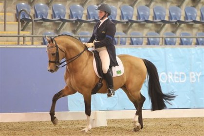 Cheval De Luxe and Sara Price, the Medium Tour Champions - © Roger Fitzhardinge