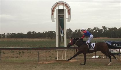 Jody Hughes wins at Ardlethan © Twitter @maggiepayne_
