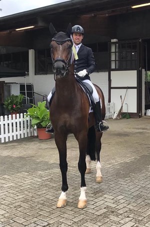 Warwick McLean adnd F-Type OLD. © McLean Reitsport